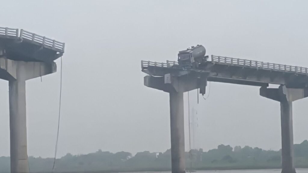 सुबह सुबह टूटा Gujarat का पुल मची चीख पुकार लोग बोले यह था प्रशासन की लापरवाही का नतीजा 1 सुबह सुबह टूटा Gujarat का पुल मची चीख पुकार लोग बोले यह था प्रशासन की लापरवाही का नतीजा
